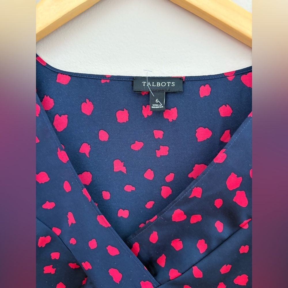 Talbot’s Women's Navy and Red V-neck Polka Dot Top Size 6 - Picture 2 of 4